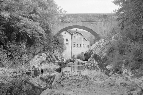 Façade sur la Bienne, depuis le lit de la rivière en aval du pont. © Région Bourgogne-Franche-Comté, Inventaire du patrimoine