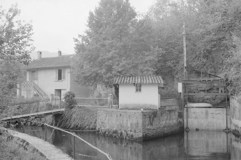 Bifurcation du canal d'amenée. À gauche vers les 2 turbines Francis, à droite vers la turbine Kaplan. © Région Bourgogne-Franche-Comté, Inventaire du patrimoine