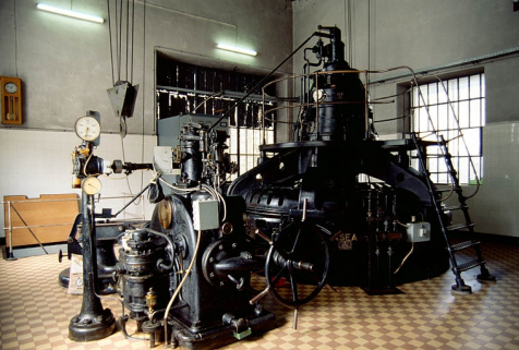 Intérieur de la salle des machines (C). Commande d'admission d'eau de la turbine Kaplan et alternateur ASEA. © Région Bourgogne-Franche-Comté, Inventaire du patrimoine