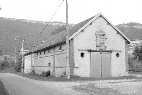 Les dépendances agricoles vues depuis la route. © Région Bourgogne-Franche-Comté, Inventaire du patrimoine