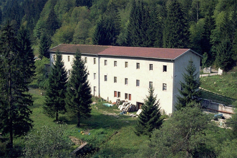 Vue d'ensemble depuis l'est (façade postérieure). © Région Bourgogne-Franche-Comté, Inventaire du patrimoine