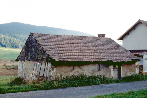 Façade antérieure et face gauche vue de trois quarts. © Région Bourgogne-Franche-Comté, Inventaire du patrimoine Façade antérieure et face gauche vue de trois quarts. © Région Bourgogne-Franche-Comté, Inventaire du patrimoine