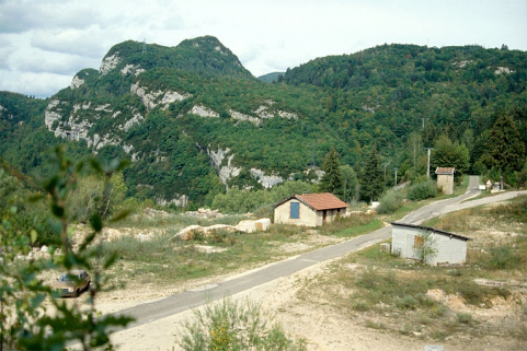 Bâtiments depuis le sud-est. Cantine et vestiaire à gauche, atelier de réparation à droite. © Région Bourgogne-Franche-Comté, Inventaire du patrimoine