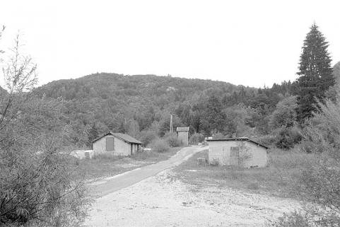 Carrière souterraine de Chassal : bâtiments. La carrière souterraine est à droite. © Région Bourgogne-Franche-Comté, Inventaire du patrimoine