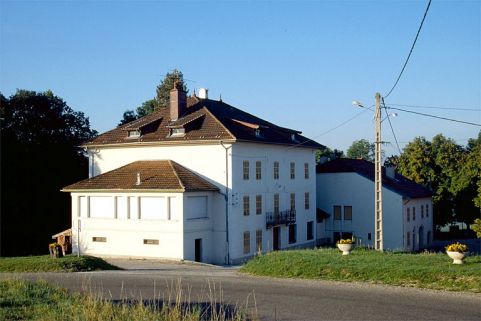 Vue générale du logement patronal et de l'ancienne lunetterie. © Région Bourgogne-Franche-Comté, Inventaire du patrimoine Vue générale du logement patronal et de l'ancienne lunetterie. © Région Bourgogne-Franche-Comté, Inventaire du patrimoine