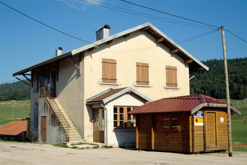 Façades sud-ouest et nord-ouest vues de trois quarts. © Région Bourgogne-Franche-Comté, Inventaire du patrimoine Façades sud-ouest et nord-ouest vues de trois quarts. © Région Bourgogne-Franche-Comté, Inventaire du patrimoine