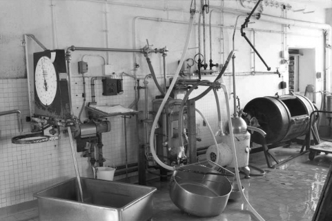 Atelier de fabrication : pèse-lait, écrémeuse et baratte. © Région Bourgogne-Franche-Comté, Inventaire du patrimoine