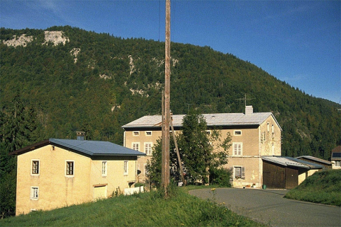 Vue d'ensemble depuis le sud. © Région Bourgogne-Franche-Comté, Inventaire du patrimoine Vue d'ensemble depuis le sud. © Région Bourgogne-Franche-Comté, Inventaire du patrimoine