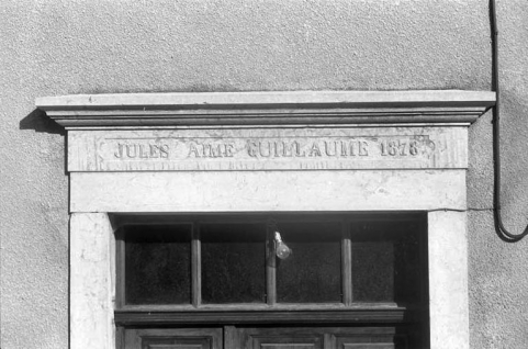 Linteau de la porte d'entrée. © Région Bourgogne-Franche-Comté, Inventaire du patrimoine Linteau de la porte d'entrée. © Région Bourgogne-Franche-Comté, Inventaire du patrimoine