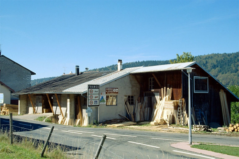 Scierie vue de trois quarts droite. © Région Bourgogne-Franche-Comté, Inventaire du patrimoine Scierie vue de trois quarts droite. © Région Bourgogne-Franche-Comté, Inventaire du patrimoine