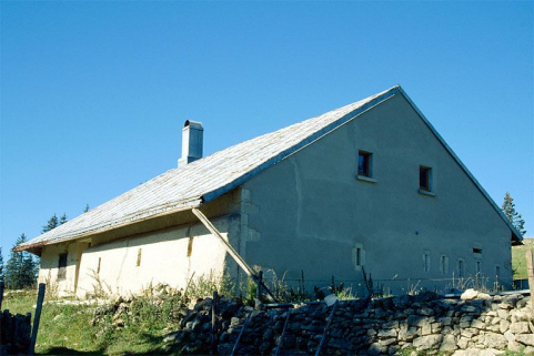 Façade antérieure et face droite. © Région Bourgogne-Franche-Comté, Inventaire du patrimoine Façade antérieure et face droite. © Région Bourgogne-Franche-Comté, Inventaire du patrimoine