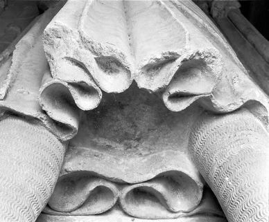 Détail : partie inférieure de la robe de Renaud de Bourgogne. © Région Bourgogne-Franche-Comté, Inventaire du patrimoine