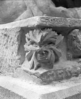 Détail : masque phytomorphe sur la frise. © Région Bourgogne-Franche-Comté, Inventaire du patrimoine