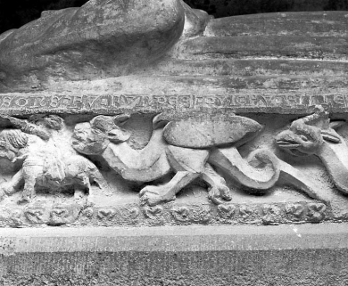 Détail de la frise : un dragon. © Région Bourgogne-Franche-Comté, Inventaire du patrimoine