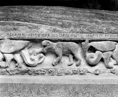 Détail de la frise : un animal ressemblant à un singe. © Région Bourgogne-Franche-Comté, Inventaire du patrimoine