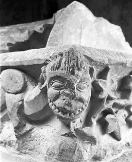 Détail de la frise : la tête à l'angle, en bas à gauche. © Région Bourgogne-Franche-Comté, Inventaire du patrimoine