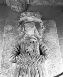 Détail : le buste du gisant. © Région Bourgogne-Franche-Comté, Inventaire du patrimoine