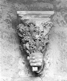 Main portant un bouquet, vue de face. © Région Bourgogne-Franche-Comté, Inventaire du patrimoine