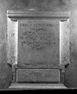 Détail : l'épitaphe. © Région Bourgogne-Franche-Comté, Inventaire du patrimoine