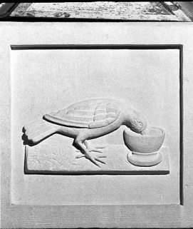 Détail : bas-relief : oiseau picorant. © Région Bourgogne-Franche-Comté, Inventaire du patrimoine