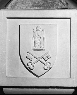 Détail : bas-relief : armoiries de saint Pierre. © Région Bourgogne-Franche-Comté, Inventaire du patrimoine