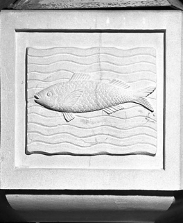 Détail : bas-relief : poisson. © Région Bourgogne-Franche-Comté, Inventaire du patrimoine