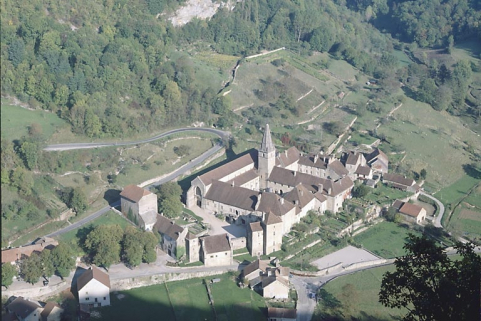 Vue générale de l'abbaye depuis le sud-ouest. © Région Bourgogne-Franche-Comté, Inventaire du patrimoine