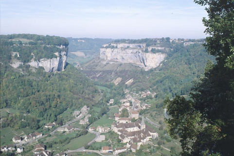 Vue générale de l'abbaye depuis le plateau, à l'est. © Région Bourgogne-Franche-Comté, Inventaire du patrimoine