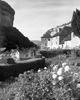 Face sud du quartier abbatial et tour de justice, vus de trois quarts depuis les jardins. © Région Bourgogne-Franche-Comté, Inventaire du patrimoine