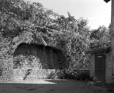 Fontaine à l'est des maisons des chanoines. © Région Bourgogne-Franche-Comté, Inventaire du patrimoine