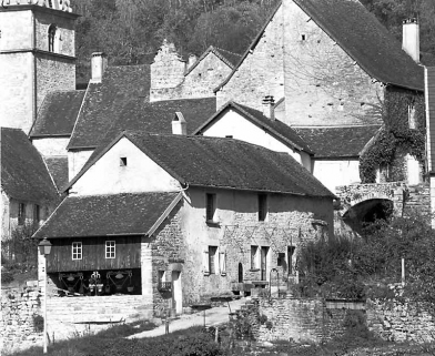 Les maisons des chanoines vues depuis le sud est. © Région Bourgogne-Franche-Comté, Inventaire du patrimoine