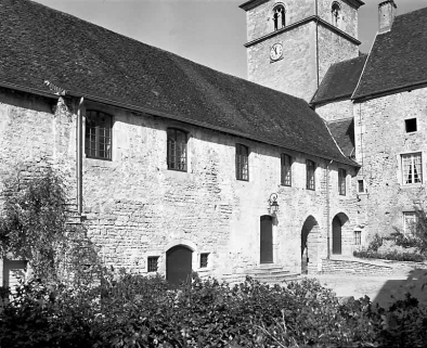 La cour des chanoines, face ouest. © Région Bourgogne-Franche-Comté, Inventaire du patrimoine