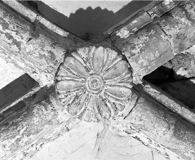 Clef de voûte de la travée est du passage entre le cloître et la cour des chanoines. © Région Bourgogne-Franche-Comté, Inventaire du patrimoine