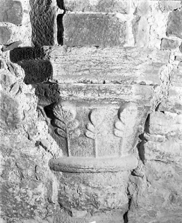 Chapiteau nord, entre la 3eme et la 4eme travée du passage sous le logis abbatial, vu de face. © Région Bourgogne-Franche-Comté, Inventaire du patrimoine