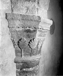 Chapiteau sud, entre la 3eme et la 4eme travée du passage sous le logis abbatial, vu de trois quarts. © Région Bourgogne-Franche-Comté, Inventaire du patrimoine