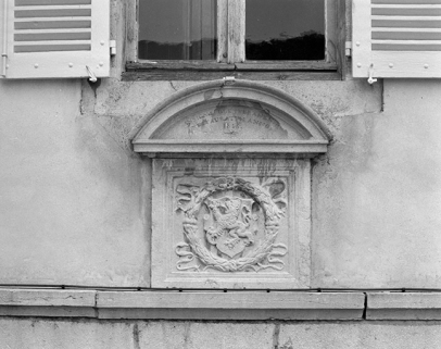 Vestiges de l'ancien château, les armoiries de Bletterans (d'azur) au lion (d'or) ont été placées en 1818 au-dessus de l'entrée de la mairie © Région Bourgogne-Franche-Comté, Inventaire du patrimoine