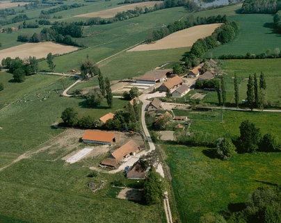 Vue aérienne du village. © Région Bourgogne-Franche-Comté, Inventaire du patrimoine