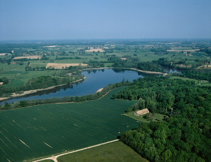 Vue aérienne de l'étang Vaillant et d'une ferme. © Région Bourgogne-Franche-Comté, Inventaire du patrimoine