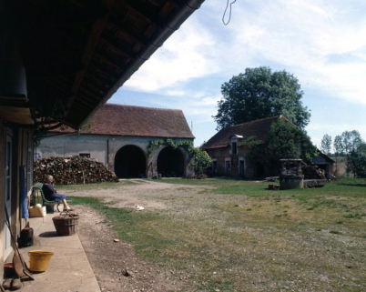 Façade antérieure du bâtiment d'habitation et bâtiments d'exploitation autour de la cour. © Région Bourgogne-Franche-Comté, Inventaire du patrimoine