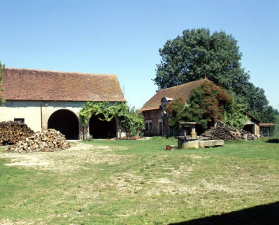 Bâtiments d'exploitation autour de la cour et puits. © Région Bourgogne-Franche-Comté, Inventaire du patrimoine