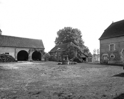 Bâtiments d'exploitation autour de la cour et puits. © Région Bourgogne-Franche-Comté, Inventaire du patrimoine