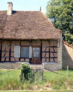 Bâtiment d'habitation en 1990 : partie droite. © Région Bourgogne-Franche-Comté, Inventaire du patrimoine