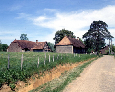 Vue d'ensemble depuis le sud en 1990. © Région Bourgogne-Franche-Comté, Inventaire du patrimoine