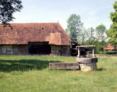 Le puits et l'abreuvoir en 1990. © Région Bourgogne-Franche-Comté, Inventaire du patrimoine