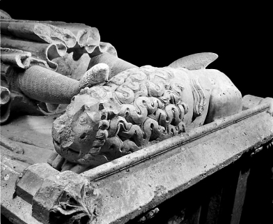 Détail : le lion aux pieds de Renaud de Bourgogne, vu de trois quarts gauche. © Région Bourgogne-Franche-Comté, Inventaire du patrimoine