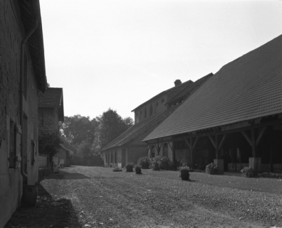 Haut fourneau et halle à charbon depuis le nord en 1990. © Région Bourgogne-Franche-Comté, Inventaire du patrimoine