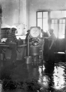 Pesée du lait. © Région Bourgogne-Franche-Comté, Inventaire du patrimoine