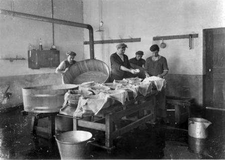 Mise en moule du caillé. © Région Bourgogne-Franche-Comté, Inventaire du patrimoine