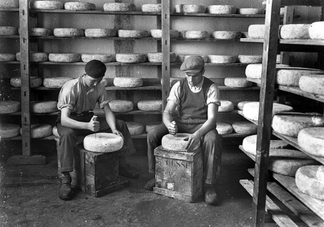 Piquage du fromage. © Région Bourgogne-Franche-Comté, Inventaire du patrimoine
