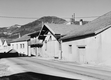 Façade antérieure des ateliers entre la route et la Bienne. © Région Bourgogne-Franche-Comté, Inventaire du patrimoine